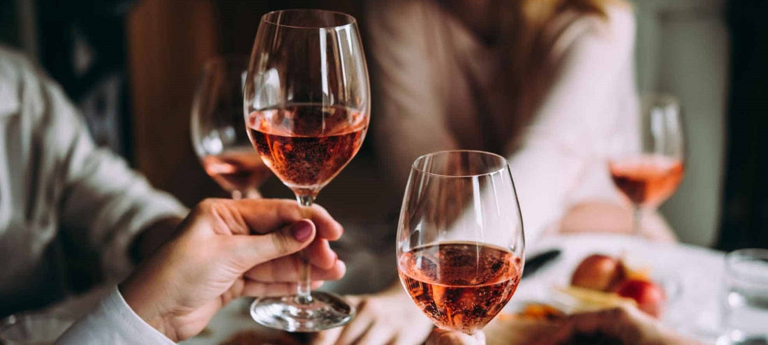 Proosten met rose wijn