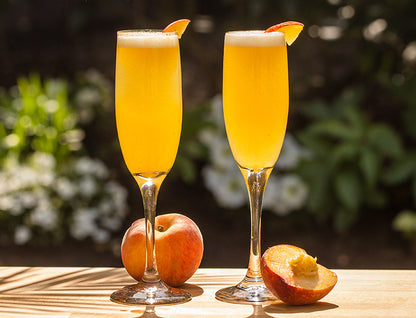 cocktail geserveerd met perzikken