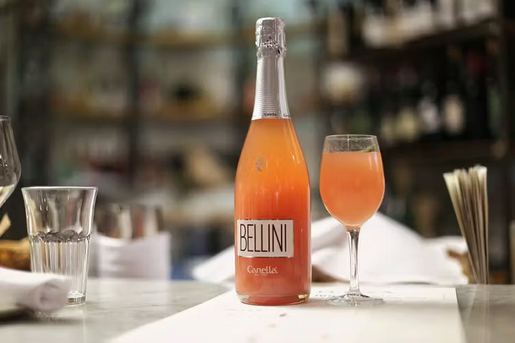 Serveer Bellini cocktail